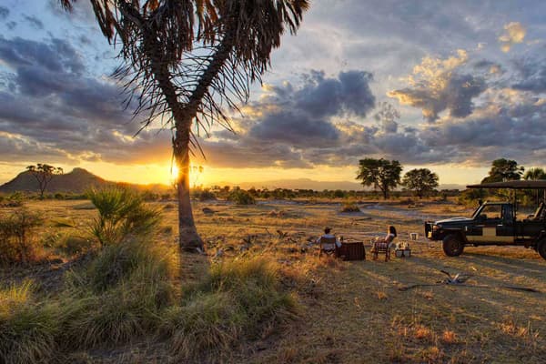 Tourists enjoring sundowners in the wild